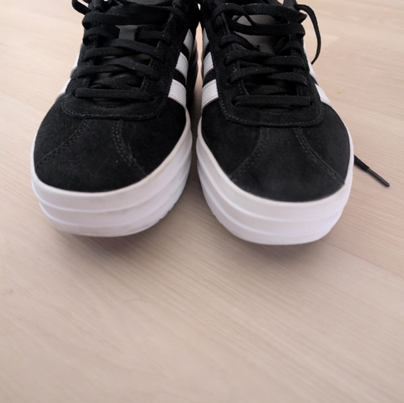 Adidas Kids 5 1/2 Worn 2x - Picture 4 of 9